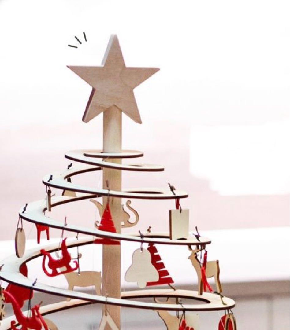 クリスマスツリー 赤と白の装飾付き