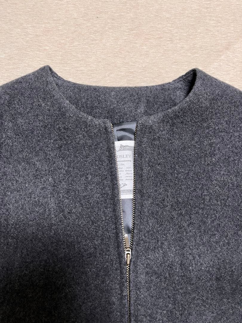 BEARDSLEY ビアズリ– ウール混合ダークグレー ポンチョコート