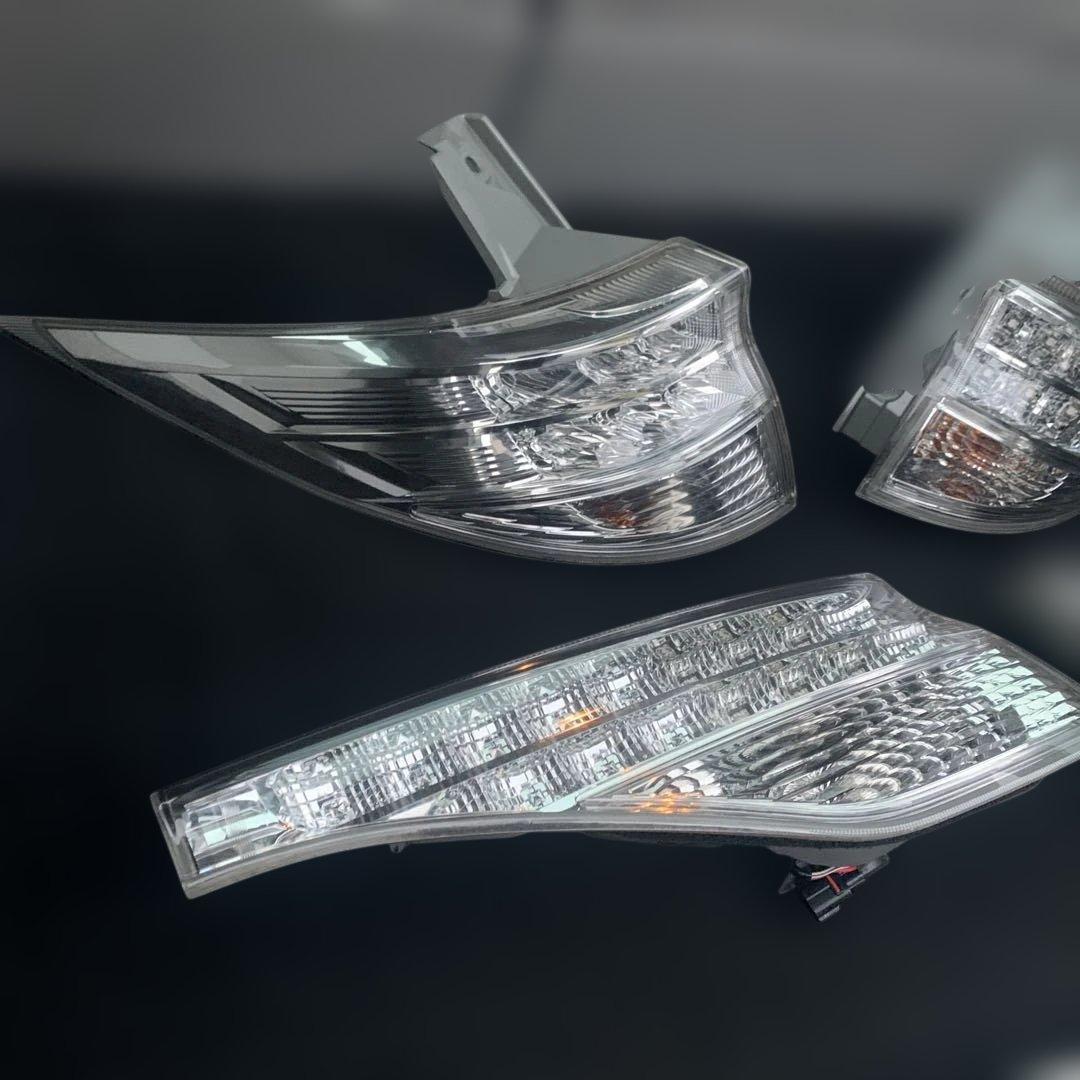 トヨタ　エスティマ　中期　ハイブリッド　AHR20 純正リアテールランプ　中古品
