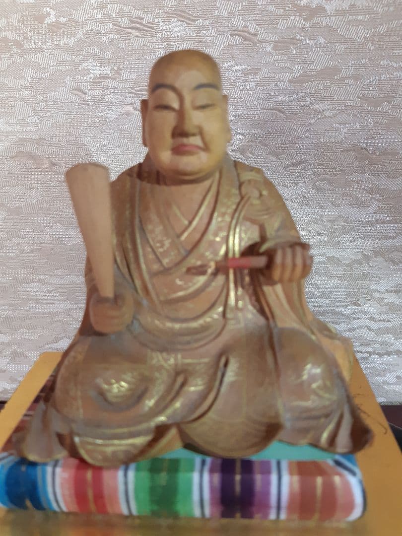 日蓮座像