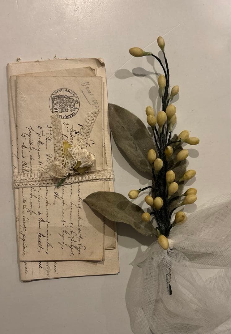 アンティーク雑貨 Old Paper & Handmade Wax Flowers Set