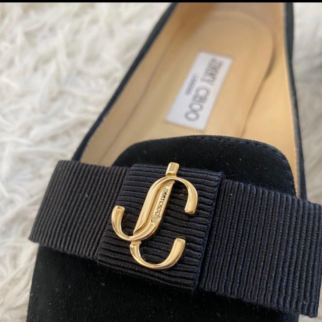 ジミーチュウ　フラットシューズ　スエード　黒　ロゴ金具　リボン