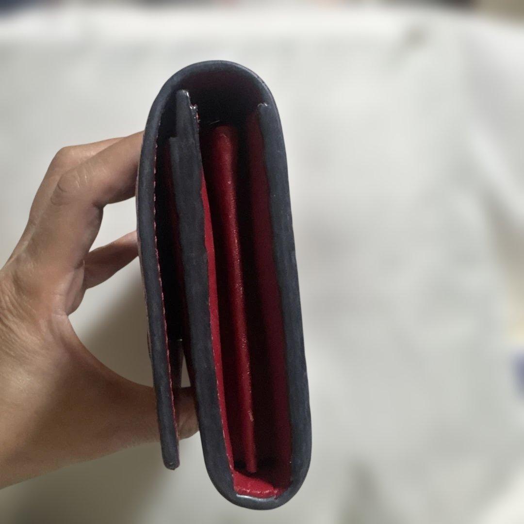 エンボスロゴデザインの赤いGUCCI長財布。