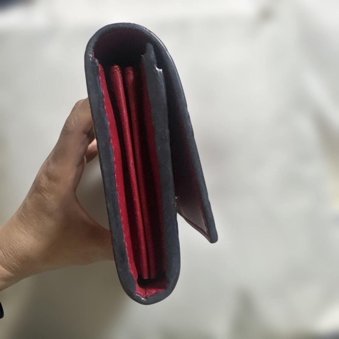 エンボスロゴデザインの赤いGUCCI長財布。