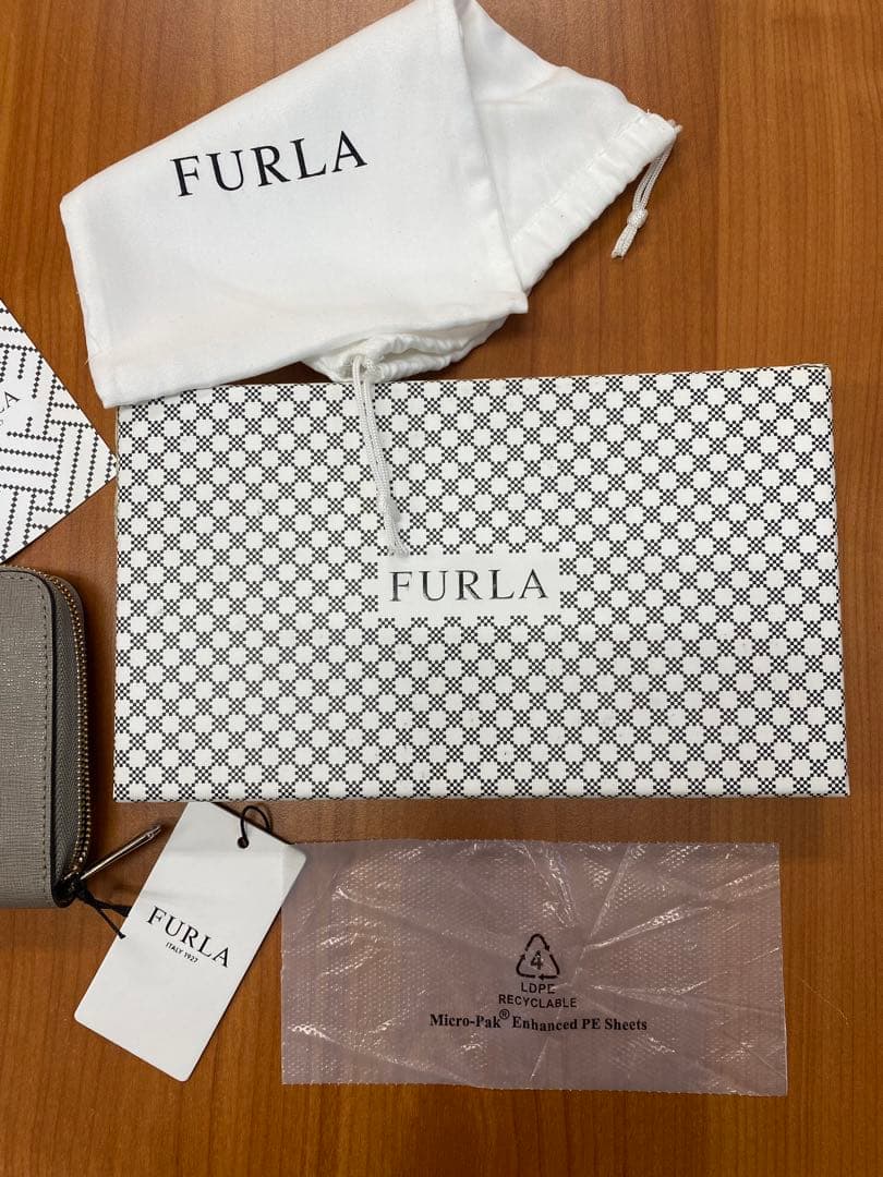 新品未使用品　フルラ　FURLA 長財布　カラーグレイッシュ