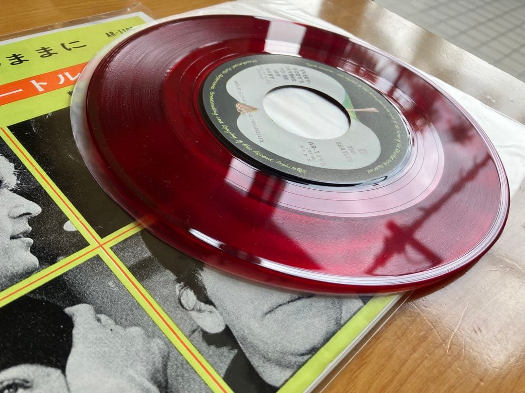 パーティは極上の赤盤　アップル　ビートルズ