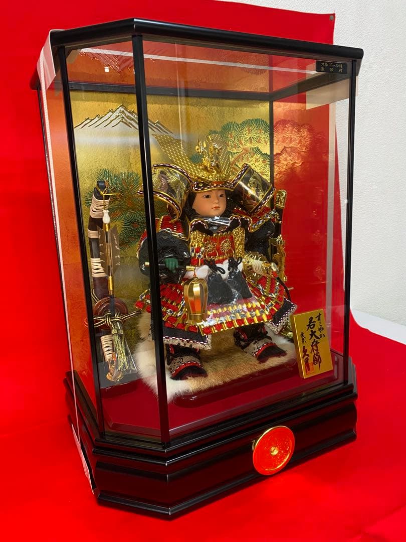 東京久月　五月人形　家紋付き若大将飾りオルゴール付六角ガラスケース入