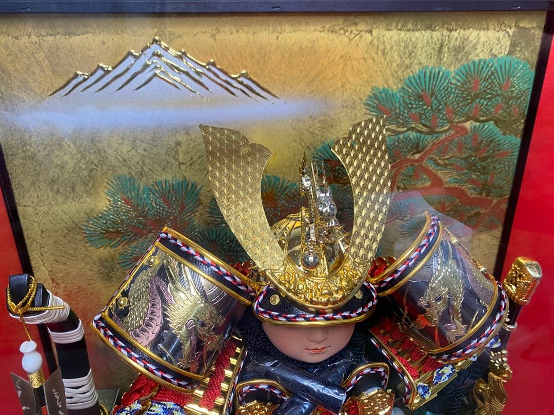 東京久月　五月人形　家紋付き若大将飾りオルゴール付六角ガラスケース入