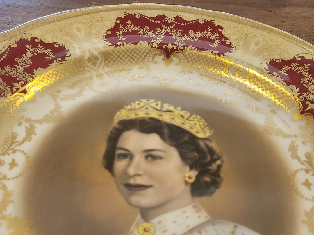 1953年にエインズレイ社が製作エリザベス女王戴冠記念の公式22k金プレート