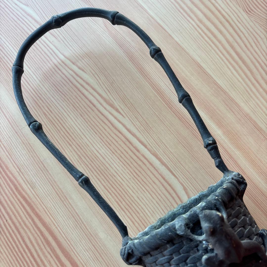 銅の竹籠風　蛙付の花入