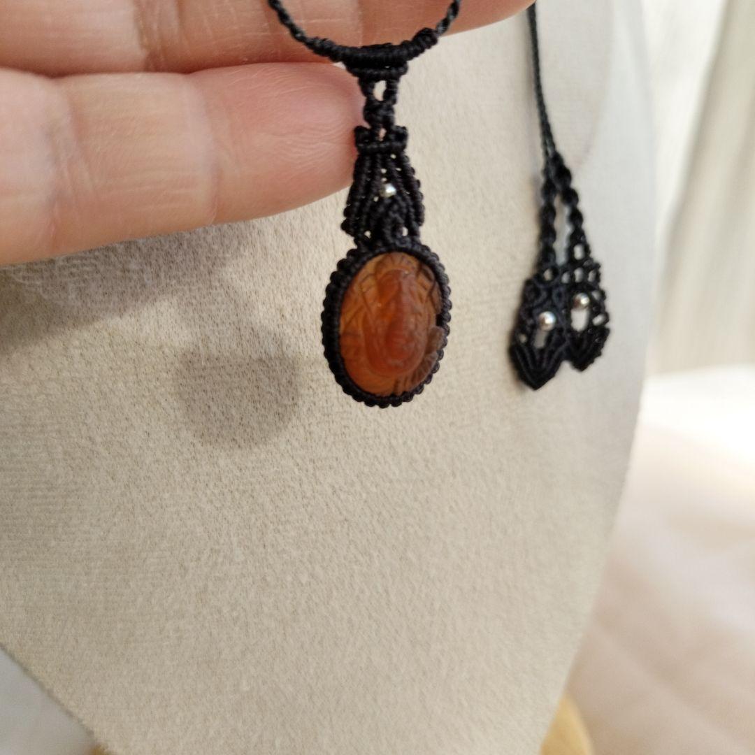 ヘソナイトガーネット　ガネーシャ彫りマクラメ編みネックレス