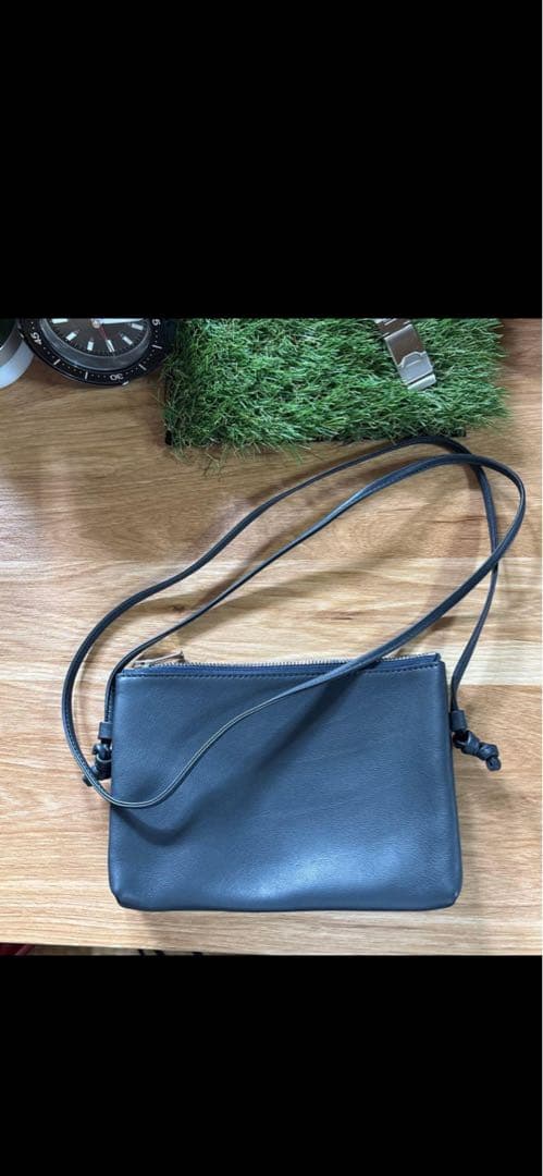 ワイルドスワンズ　 ネイビーのレザーショルダーバッグ