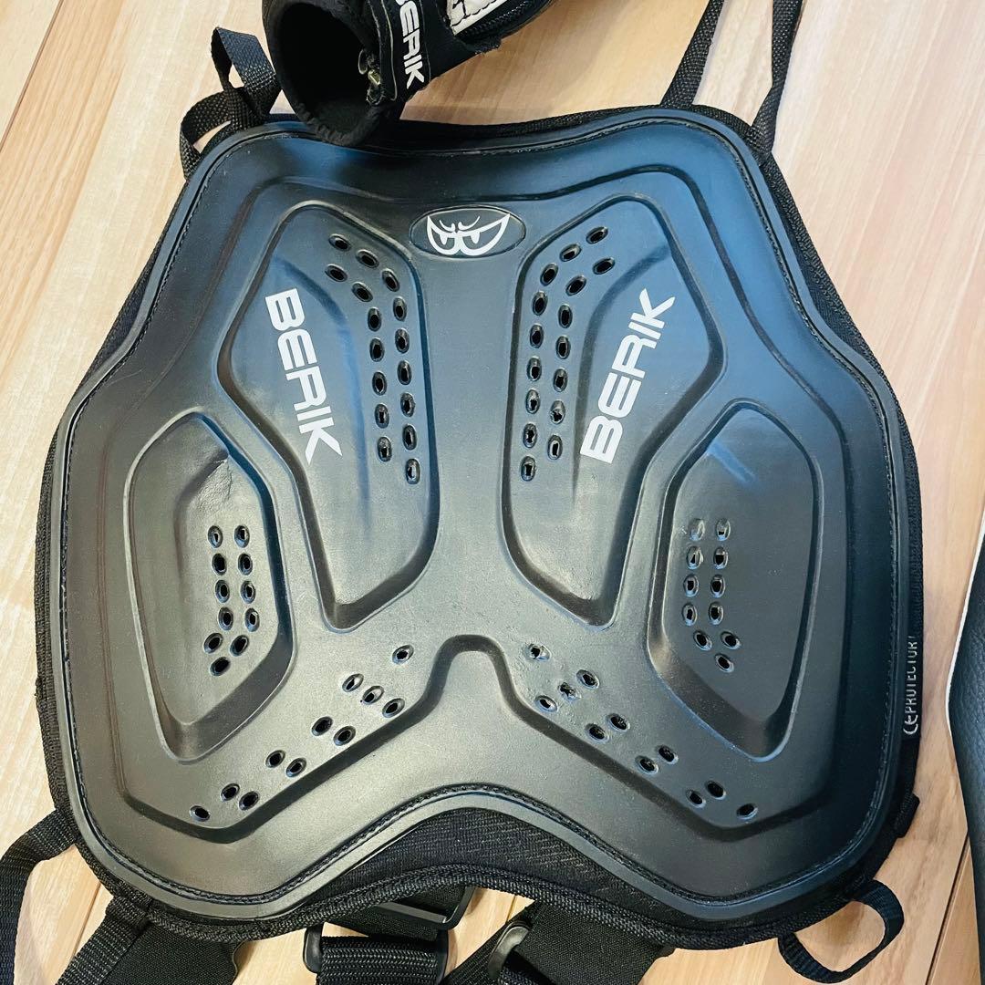 【極美品】BERIK 2.0革ツナギ レーシングスーツ 胸・脊髄プロテクター54