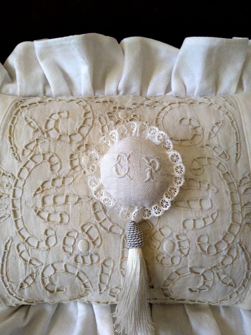 〜1/25最終価格※フランスアンティーク　ロゴ刺繍　カットレース　クッション