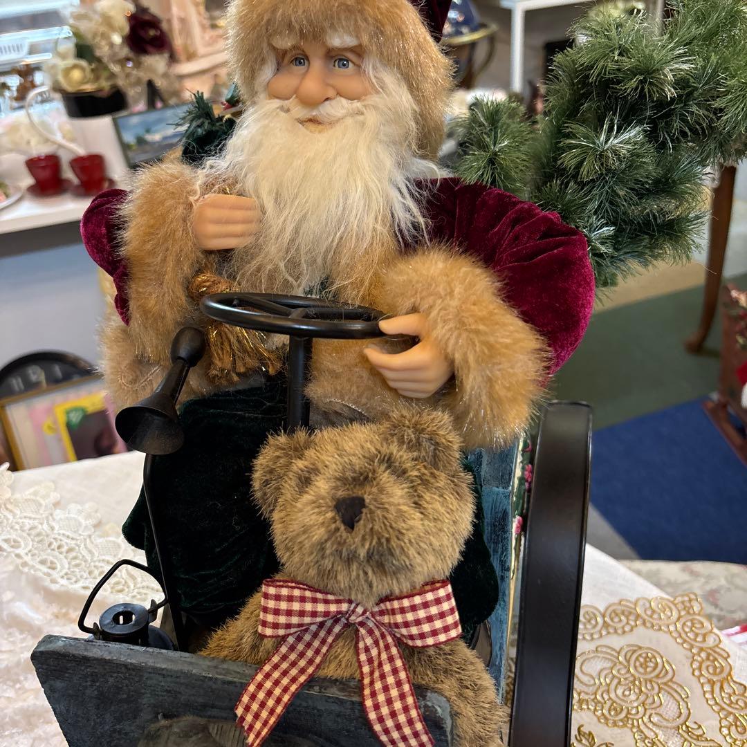 自動車に乗ったサンタさん