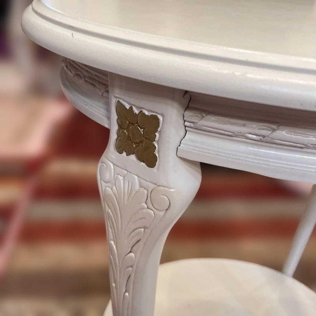 ロココ様式ゴールドの装飾アンティーク楕円形サイドテーブル下段棚付クリームホワイト