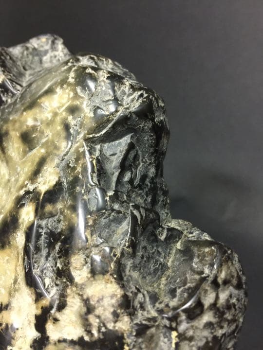 鑑賞石  素敵な黒と半透明な薄い褐黃石より玉石