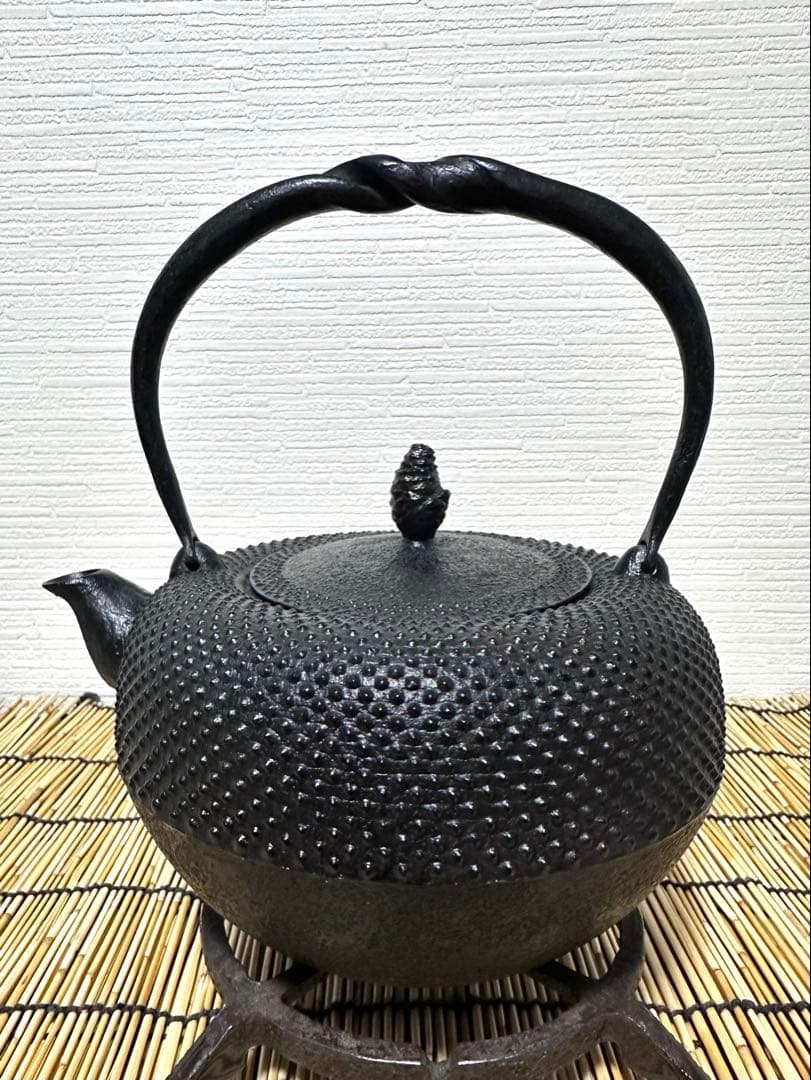 未使用品、タグ付　南部照光堂 心斎作 １８型アラレ　南部鉄瓶　南部鉄器　鉄瓶