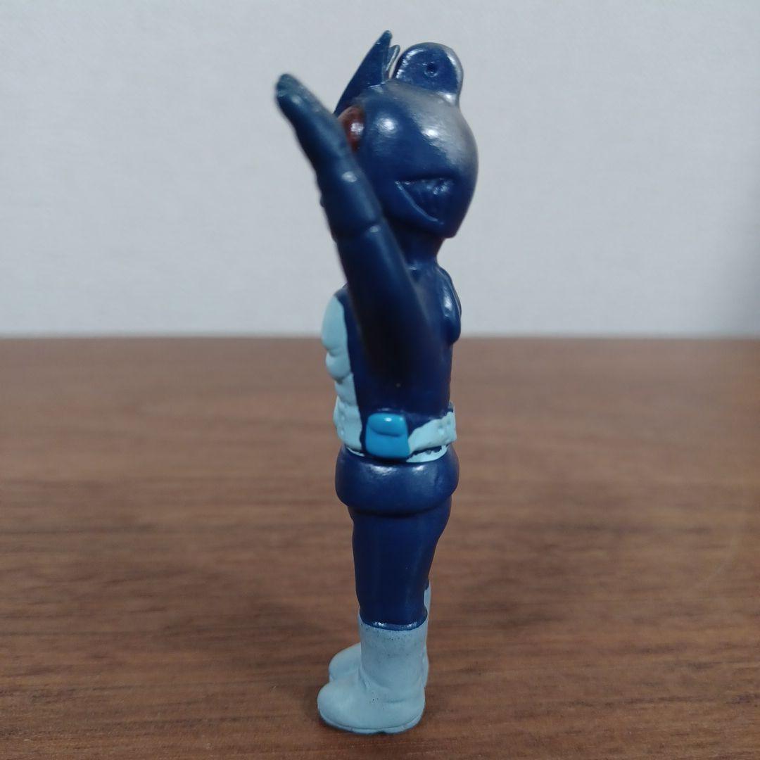 無版権　パチモノ　「仮面ライダー」風ペンダント・トップ　ミニソフビフィギュア