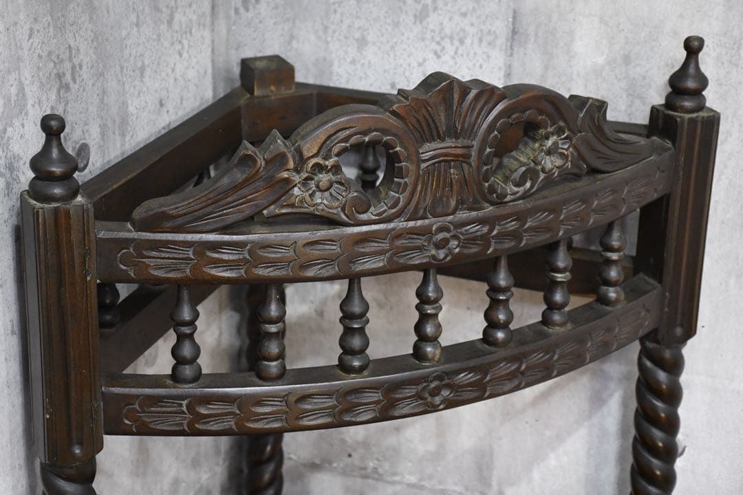 EEK109 神戸家具 コロニーハウス コーナーシェルフ 飾り棚 ツイスト 彫刻