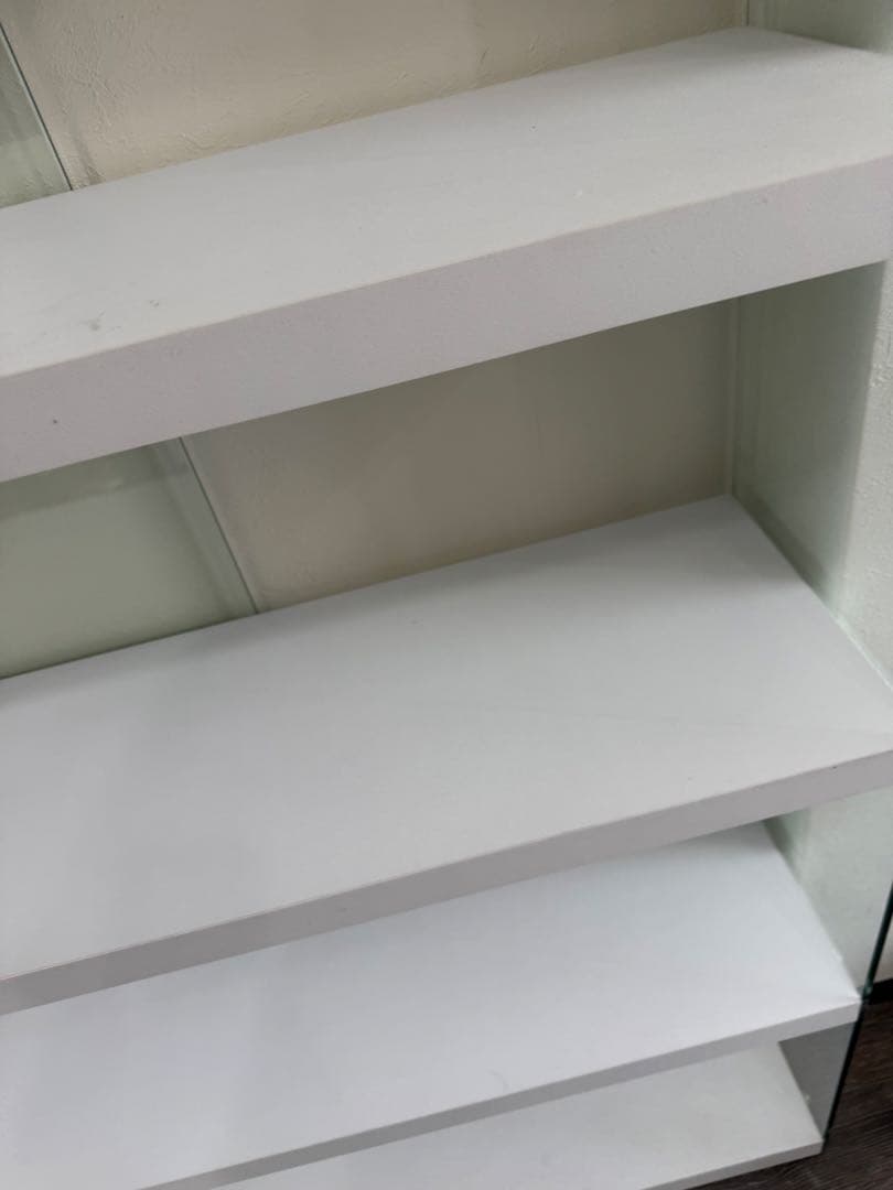 4段ホワイトガラスケース