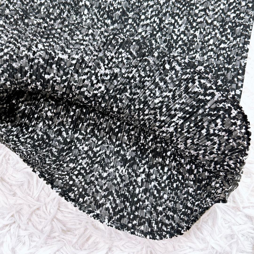 【美品】プリーツプリーズ 総柄ハイネックカットソー モノトーン イッセイミヤケ