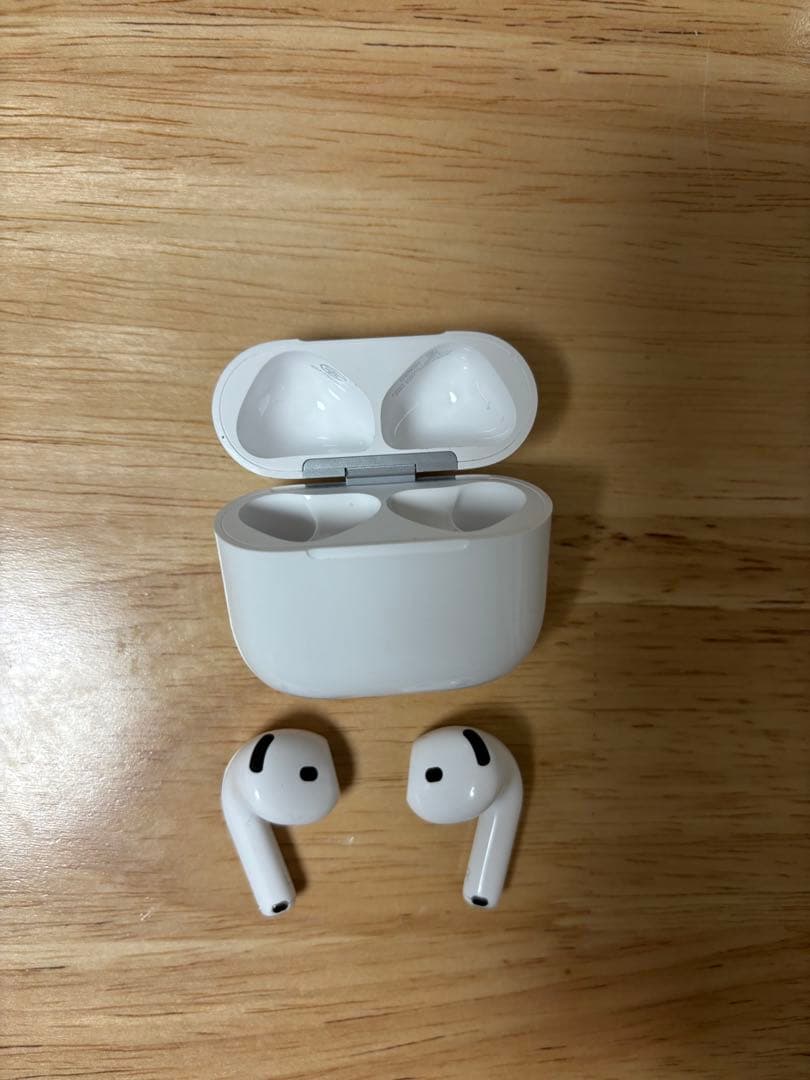 イ*♪様 AirPods4本体 ホワイト 充電ケース付き