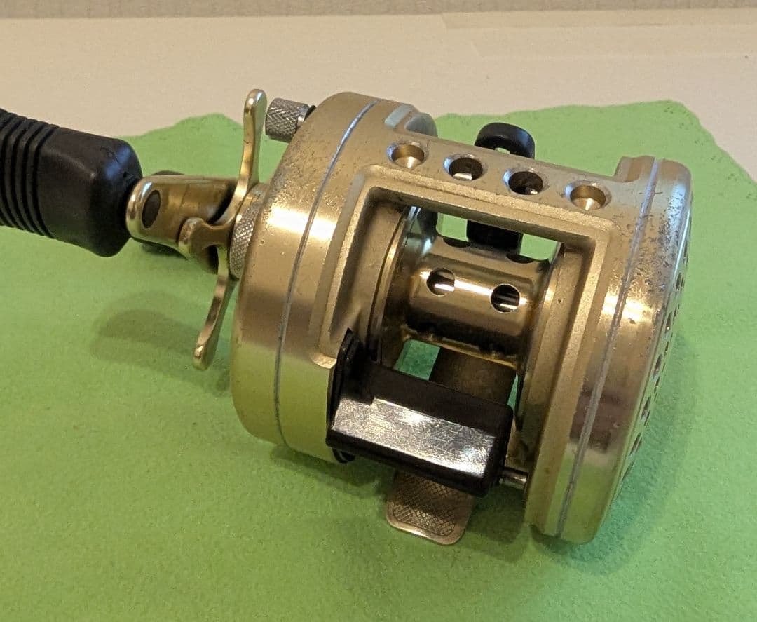 SHIMANO シマノ カルカッタ 201XT 左ハンドル ベイトリール