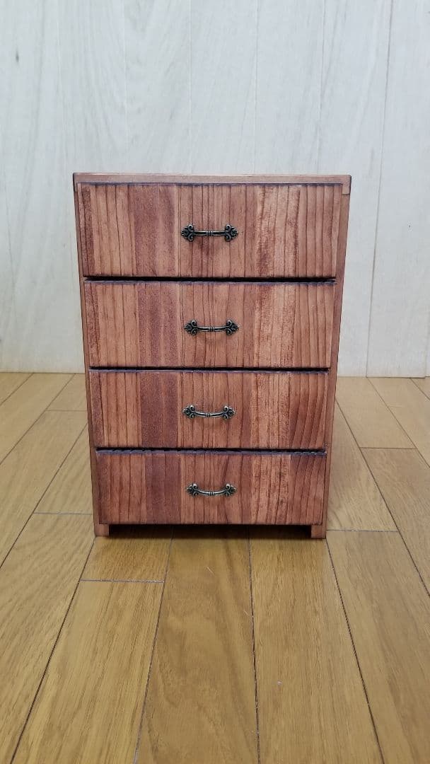 ハンドメイド家具　引き出しが４段ある小さめな引き出し