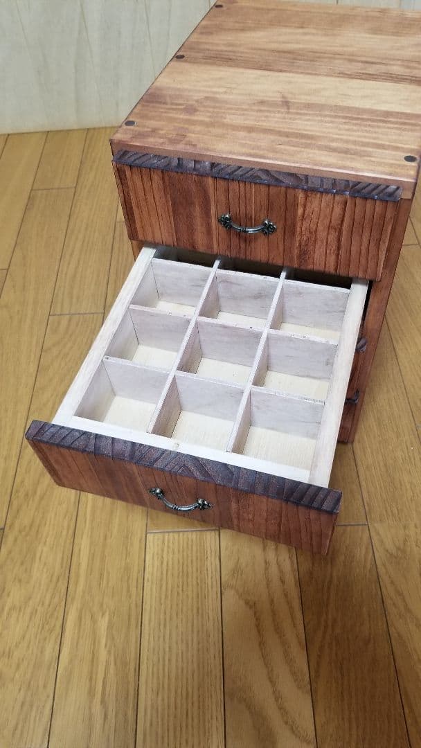 ハンドメイド家具　引き出しが４段ある小さめな引き出し