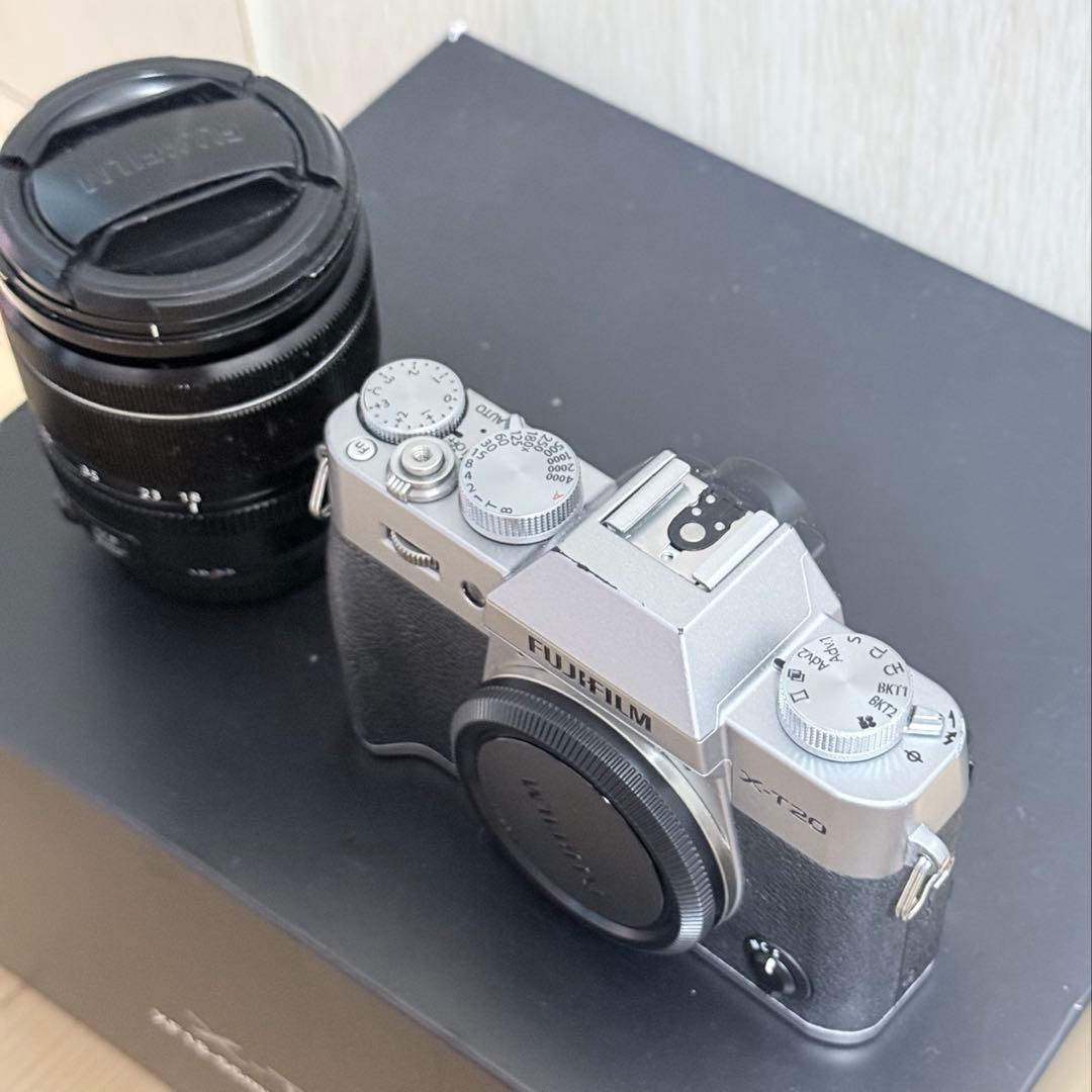 x-t20 ミラーレスカメラ シルバー　本体　レンズ　箱付き