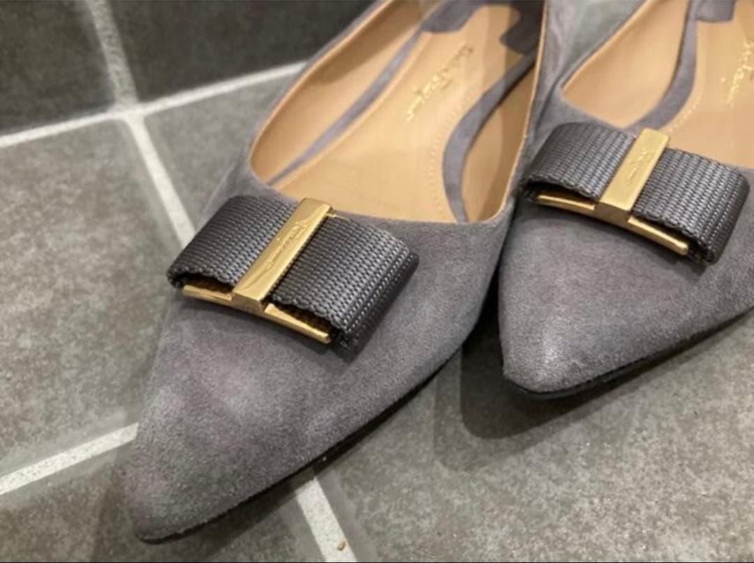 Ferragamo グレー スエード パンプス
