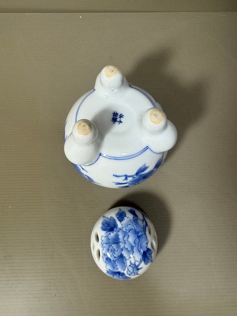 2156 平戸祐祥　染付花草　三足香炉