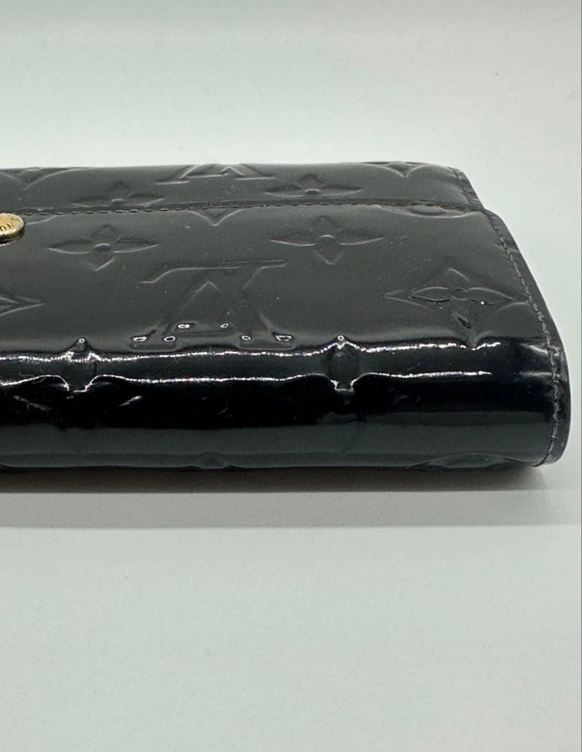 ルイヴィトン ヴェルニ ポルトフォイユ サラ　M90080