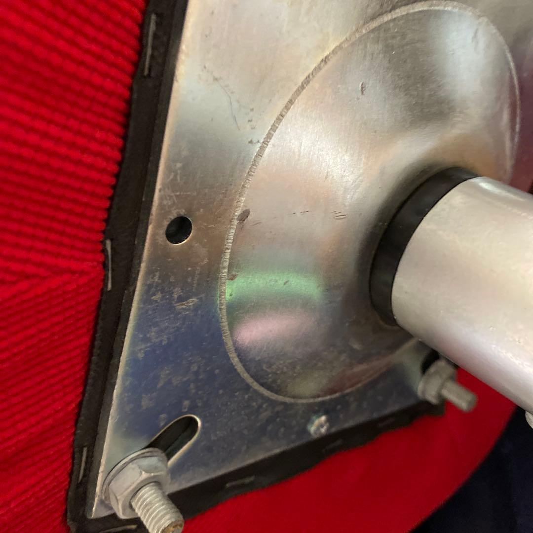 赤いファブリックアームチェア