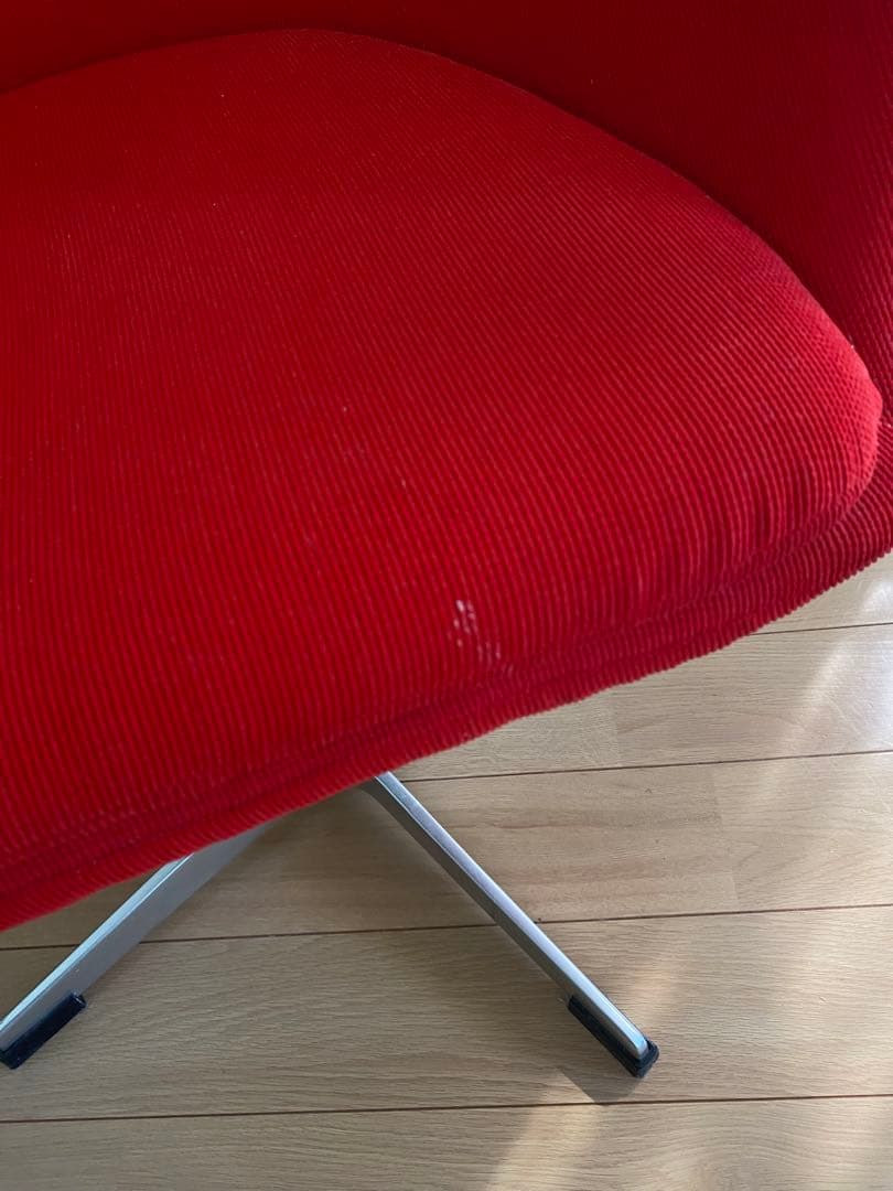 赤いファブリックアームチェア