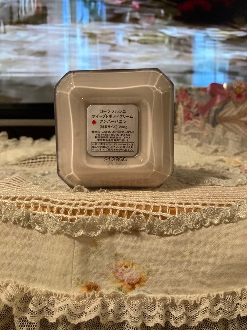 LAURA MERCIER ボディクリーム 200g アンバーバニラと試供品香水