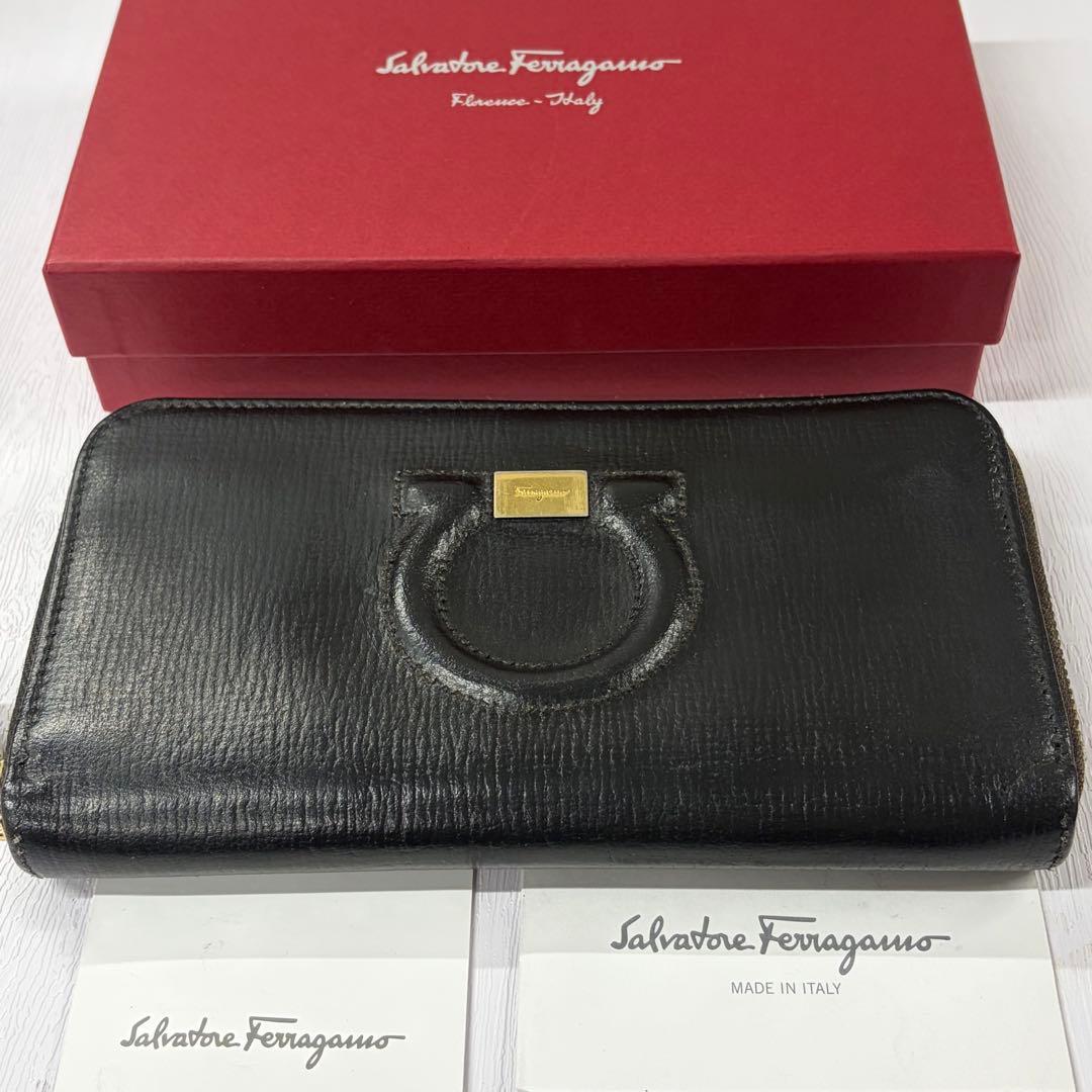 新品同様‼️ サルヴァトーレフェラガモ　長財布　ガンチーニ　ラウンドファスナー