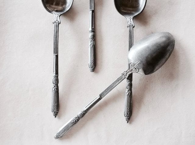 sold france 球とネオゴシックと縦長のスプーンとフォーク