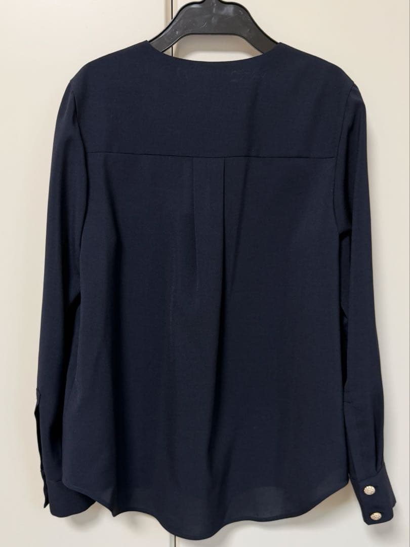 MW TRIACETATE-D Vネックブラウス ダークネイビー　40 新品