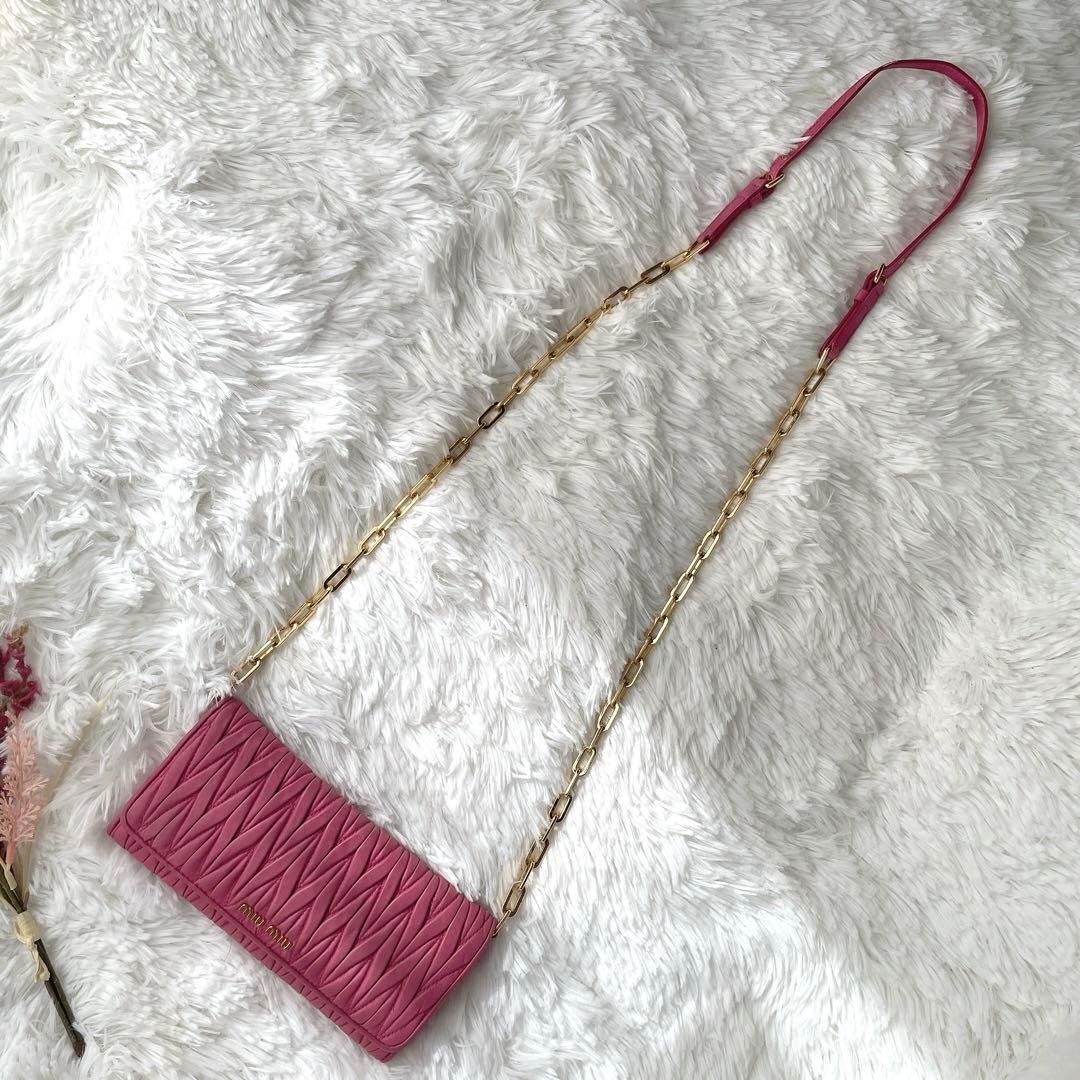 希少⭐︎miumiu マテラッセ ピンク チェーンショルダー付き ウォレット