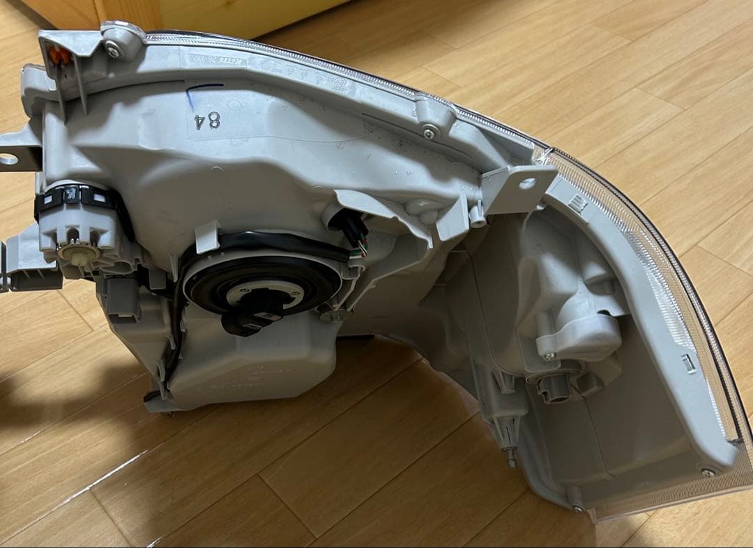 T*房様 新車外し　公道未走行　トヨタ　ハイエース200系純正LEDヘッドライト
