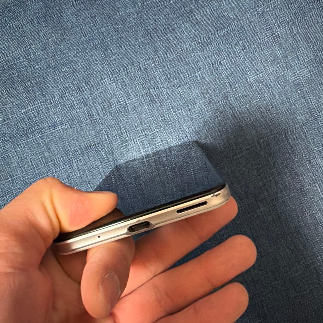 SHARP AQUOS sense4シルバー