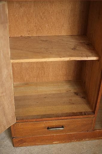 古い小ぶりな木枠ガラス戸棚　収納棚　食器棚　キャビネット　古家具
