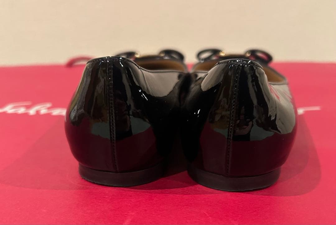 美品　FERRAGAMO VARA ヴァラ パンプス フェラガモ　卒業式　6D