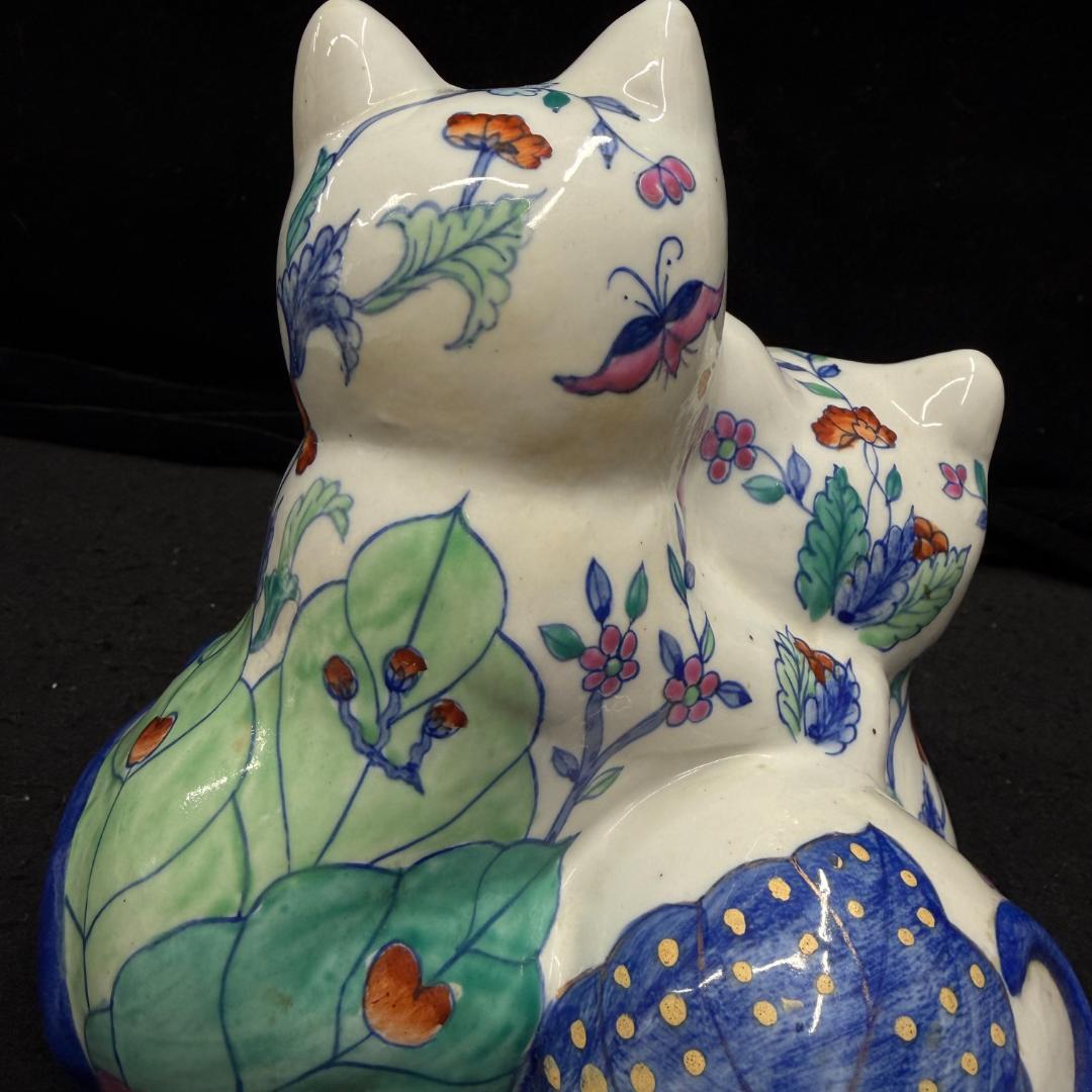 伊万里焼　花柄招き猫猫の置物 縁起物 商売繁盛 開運招福