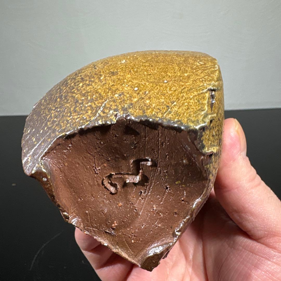 真作　隠崎隆一　三つ足備前徳利　高さ約13.5センチ