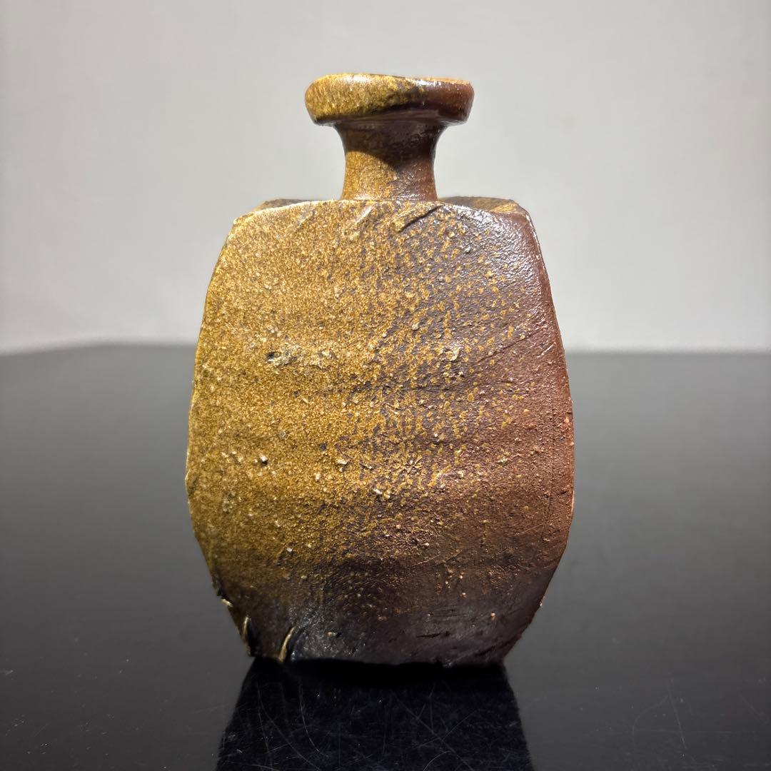 真作　隠崎隆一　三つ足備前徳利　高さ約13.5センチ