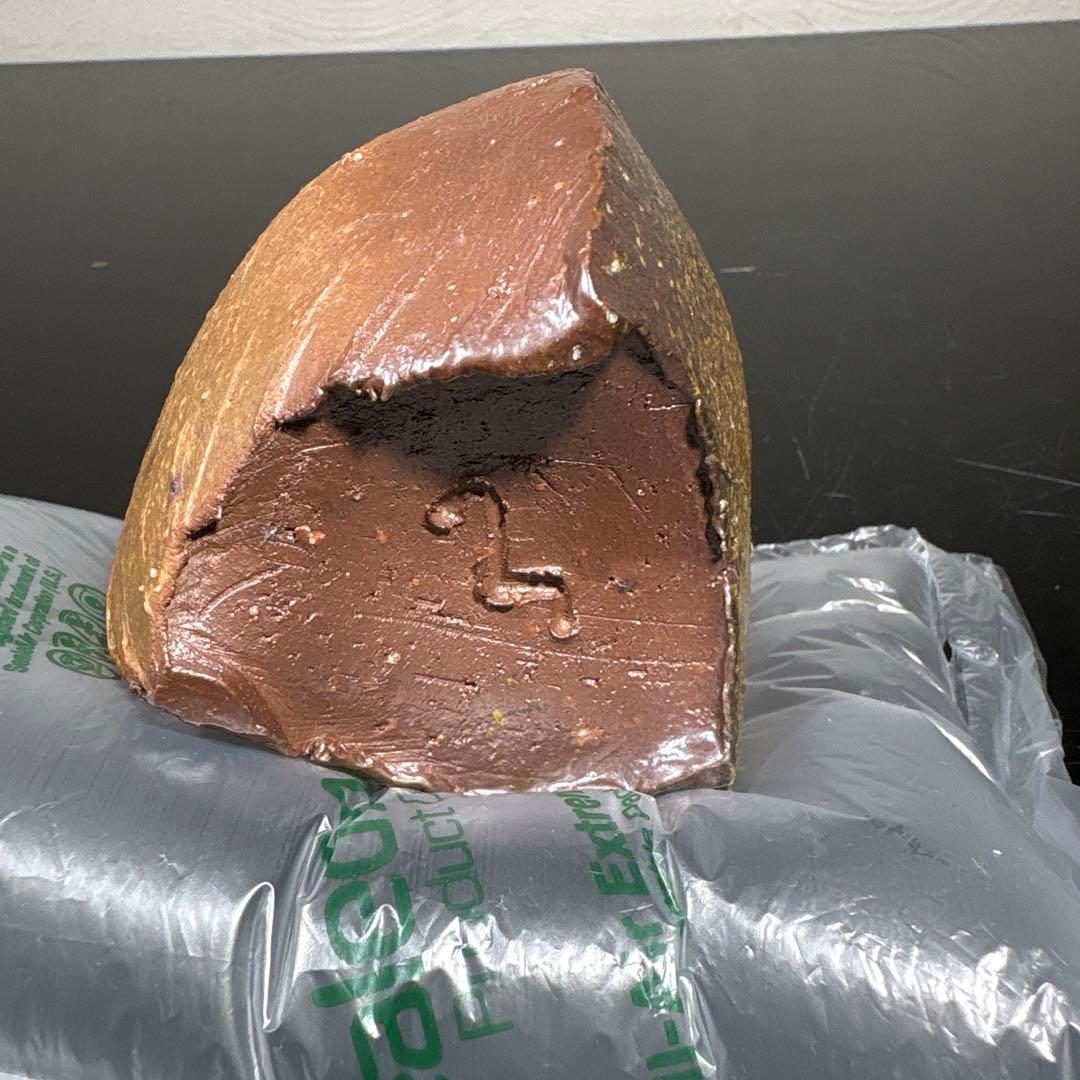 真作　隠崎隆一　三つ足備前徳利　高さ約13.5センチ