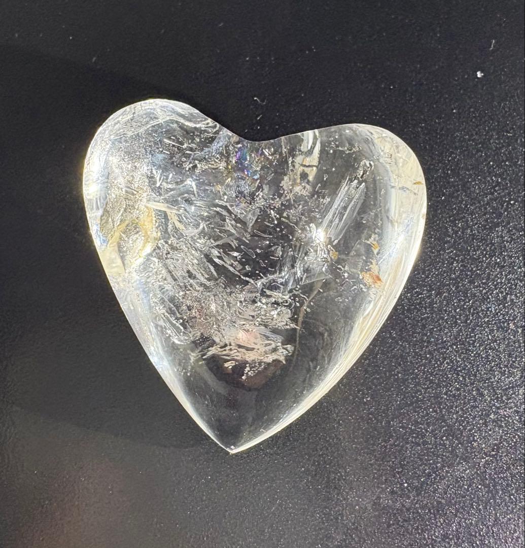 虹入り透明　水入りハート型水晶　エレスチャル 黒い流砂、古代水入り（2箇所）